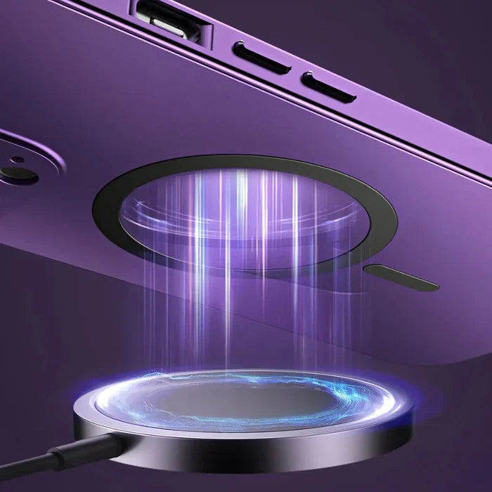 Slankt metall deksel til iPhone 15, viser presise utskjæringer og magnetisk design.