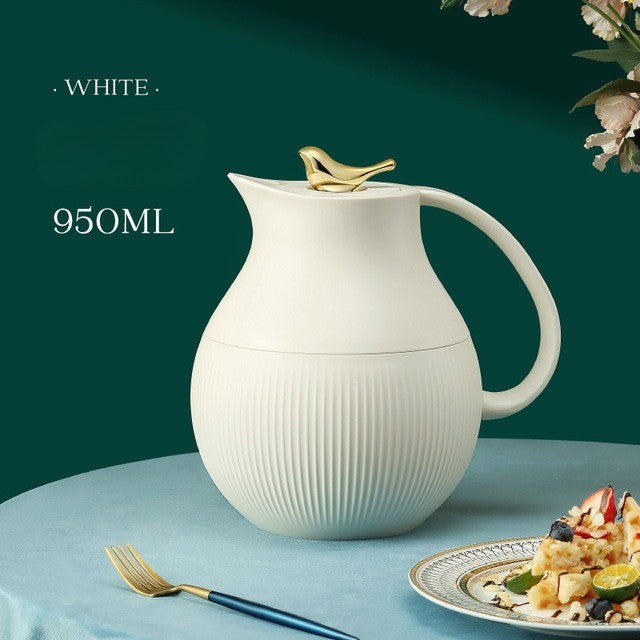 Elegant, minimalistisk drikkeflaske i stål, perfekt for å holde vann og andre drikker kalde.