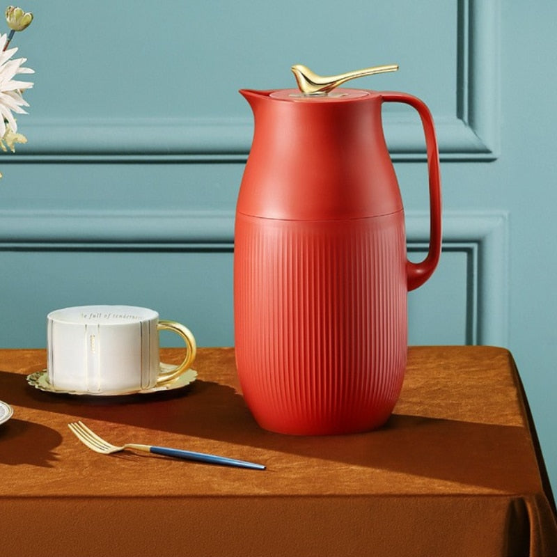 Isolert vannflaske for kalde drikker, med praktisk design og lekkasjesikker kork, klar for eventyr.