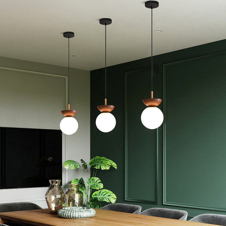 Valnøtt taklampe, minimalistisk japansk stil, med integrert justerbar LED-belysning.