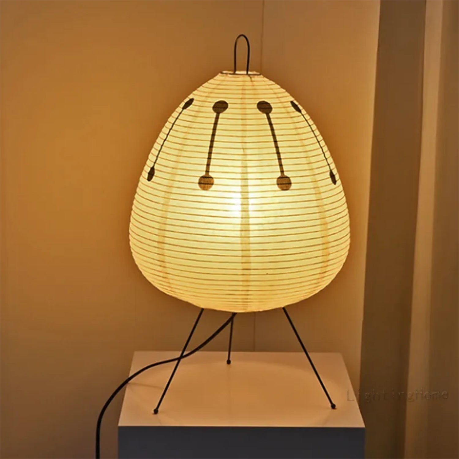 Japansk inspirert papirlampe i beige. Perfekt designlampe for myk belysning og avslappende interiør.