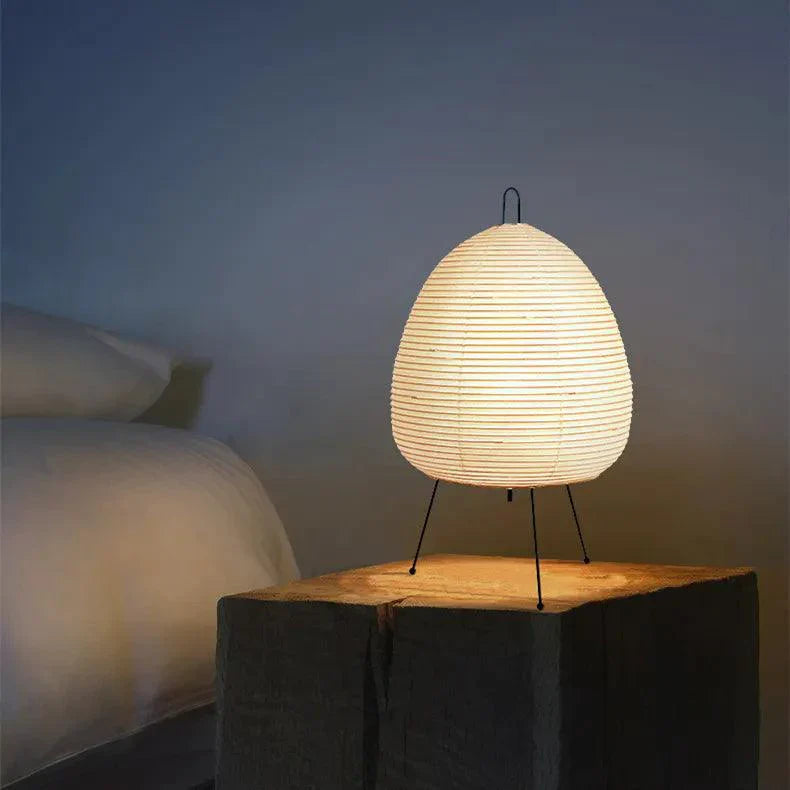 Dekorativ beige papirlampe for interiør. Japansk belysning med fokus på stemning og avslapning.