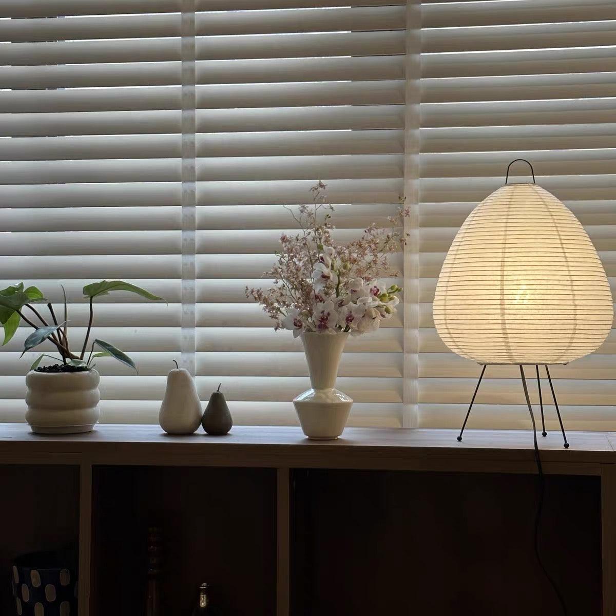 Beige papirlampe for hjemmet. Skap en avslappende og stemningsfull atmosfære med denne japanske lampen.