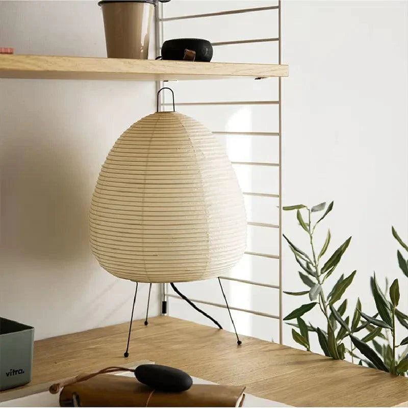Hjemmeinnredning: Papirlampe i japansk stil. Enkel, elegant belysning som skaper stemning og mykt lys.