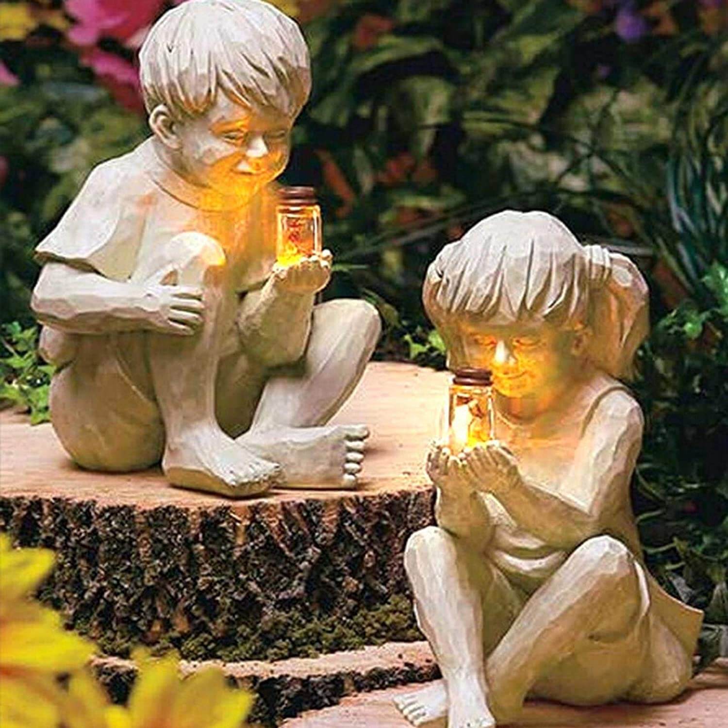 Resin jente hagestatue, hagepynt med integrerte solcellelys og ildfluer.