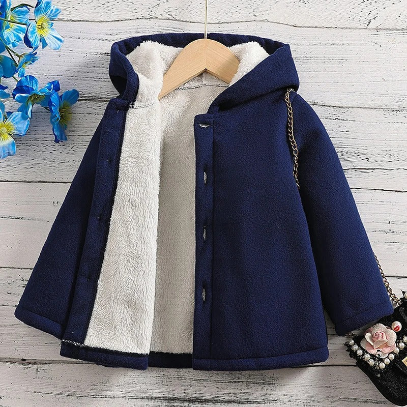 Barnas tykke vinterjakke i fleece, med hette for optimal varme og komfort.