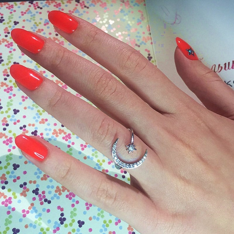 Trendy justerbar ring for kvinner, halvmåne og stjerne med glitrende zirkonia detaljer.