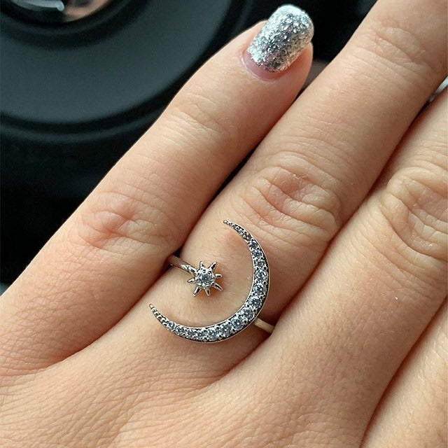 Fin justerbar halvmåne stjerne ring til dame, med glitrende zirkonia, i kobber.