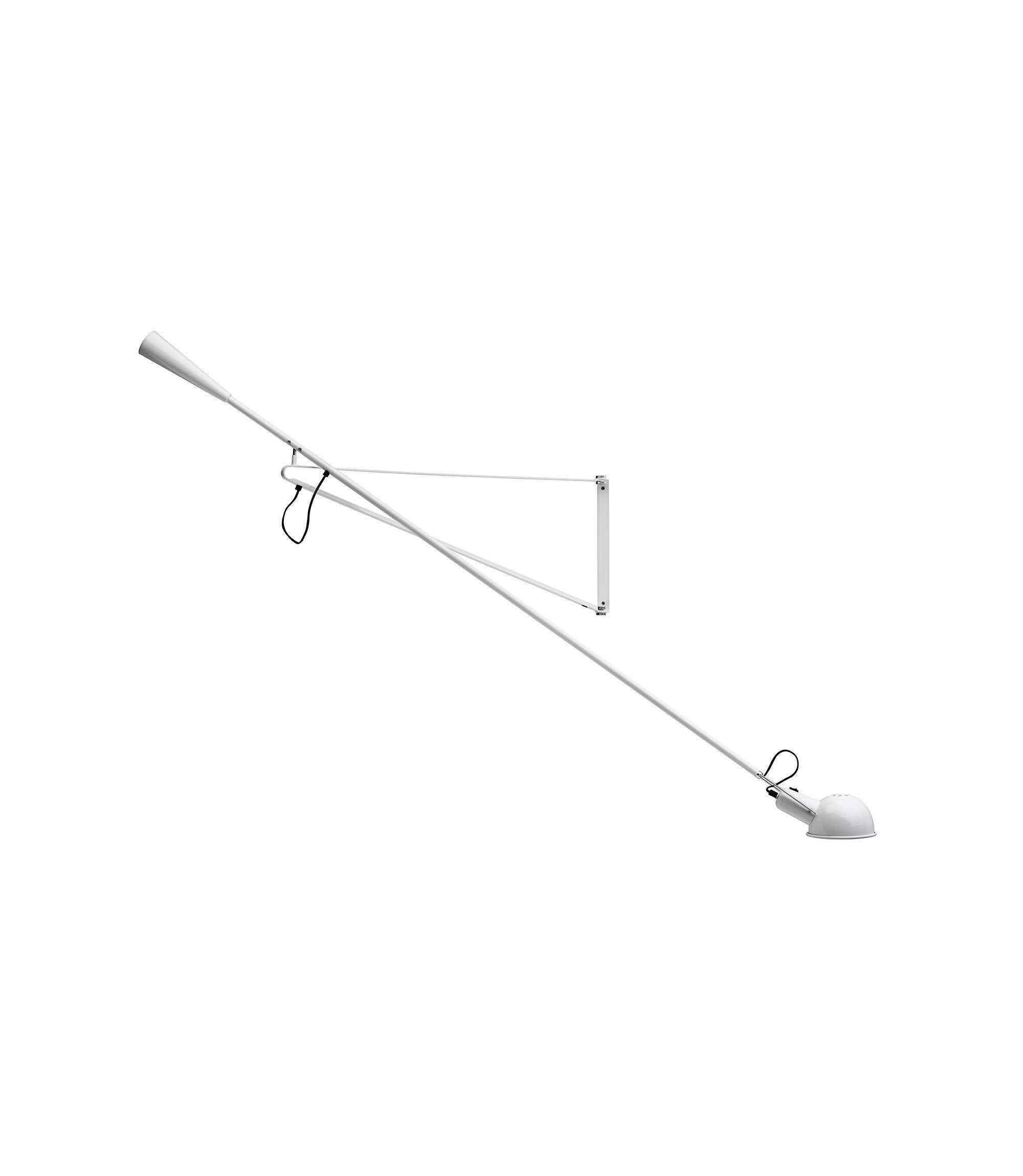 Justerbar vegglampe Modell 265, med industriell design, gir fleksibel belysning for ethvert rom. Svart.