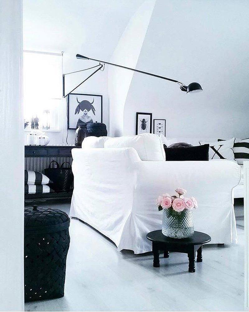 Fleksibel leselampe, veggmontert Modell 265, med industrielt design. Justerbar for optimal belysning.