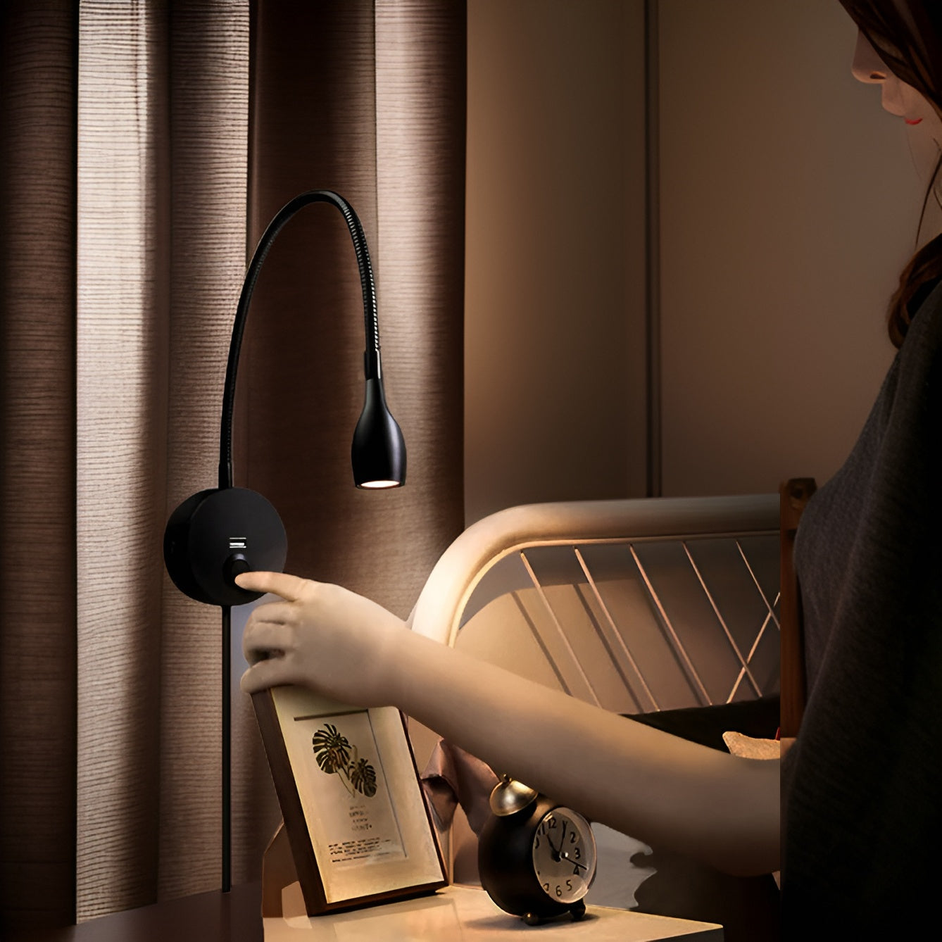 Svart skrivebordslampe med USB-ladeport, ideell for hjemmekontor og moderne interiør. Fleksibel belysning.