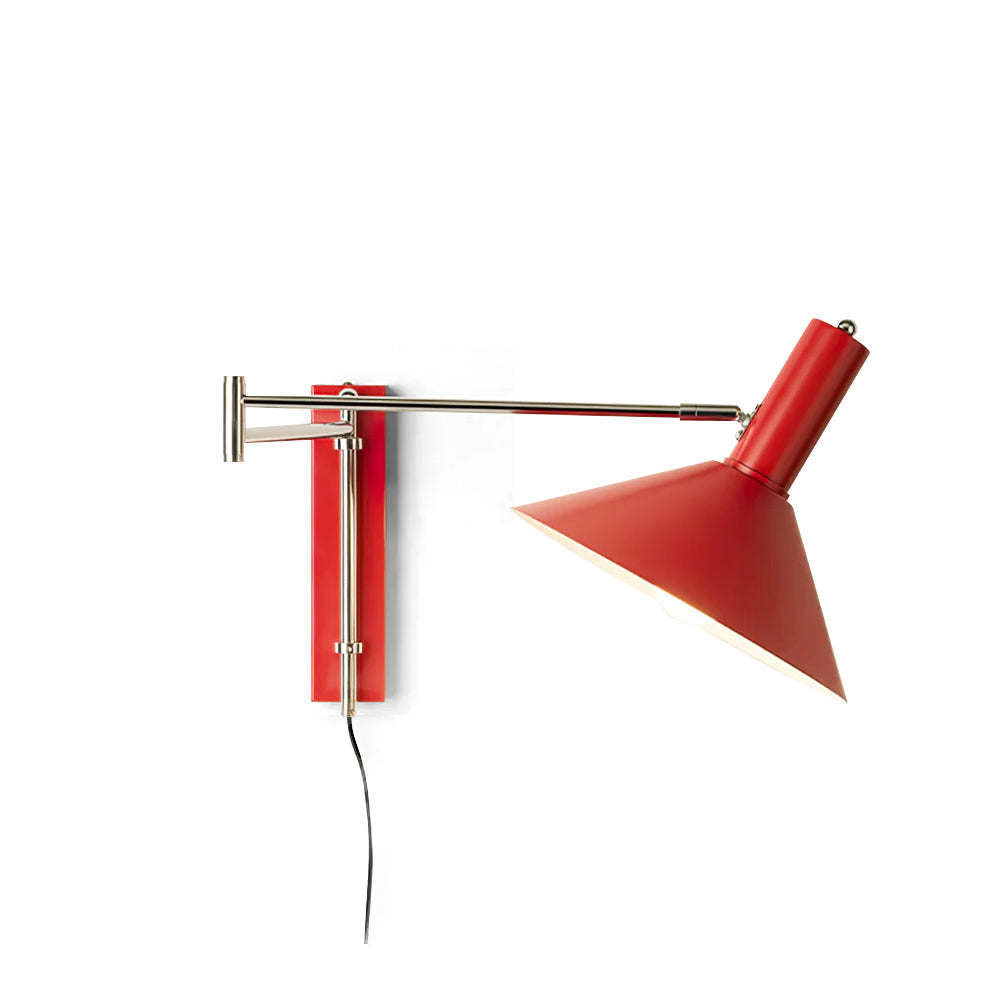 Justerbar vegglampe i minimalistisk design, perfekt som leselampe ved seng eller sofa. Moderne belysning.