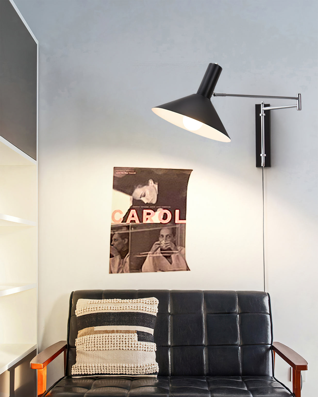 Plug-in vegglampe, justerbar for enkel lysjustering. Minimalistisk design, ideell for moderne stuer og soverom.