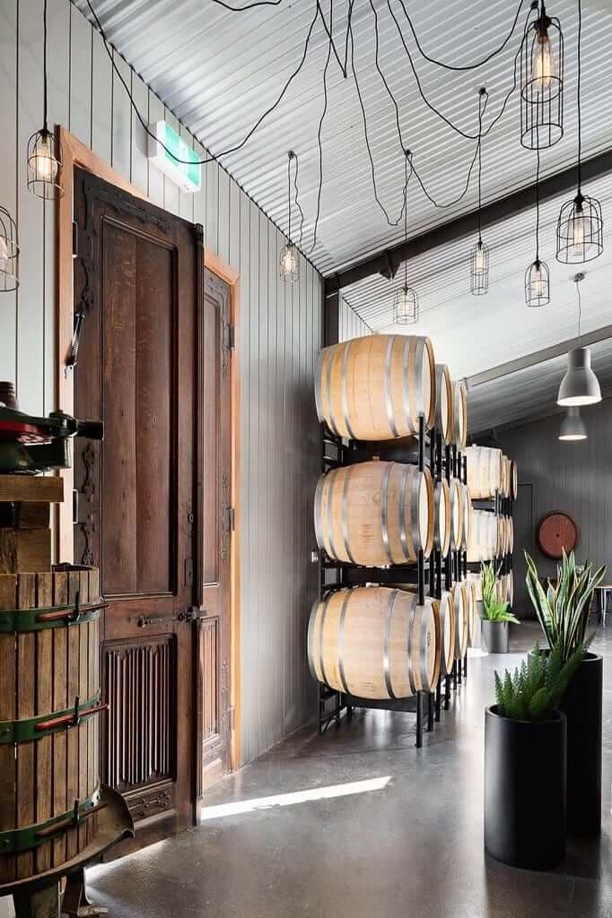 Multi-ampul takbelysning med justerbar funksjon. Moderne stil som passer perfekt i ethvert hjem og interiør.