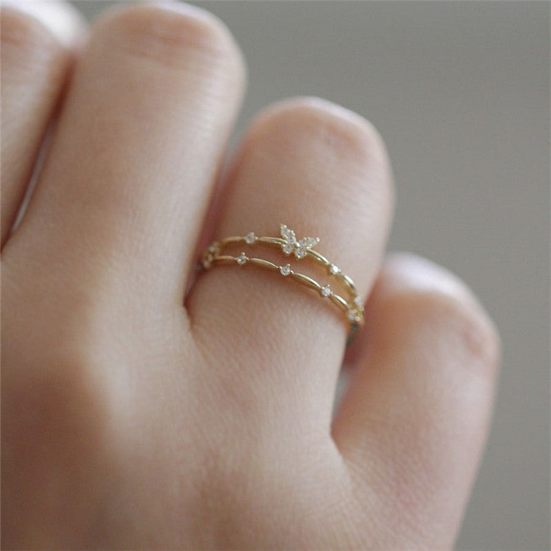 Detaljert sommerfuglring i gull og sølv med glitrende utsmykking. Justerbar og unik ring for kvinner.