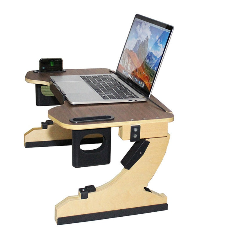 Kompakt og bærbart laptopbord i mahogni, enkelt å folde sammen. Ideelt for fleksibel arbeidsplass.