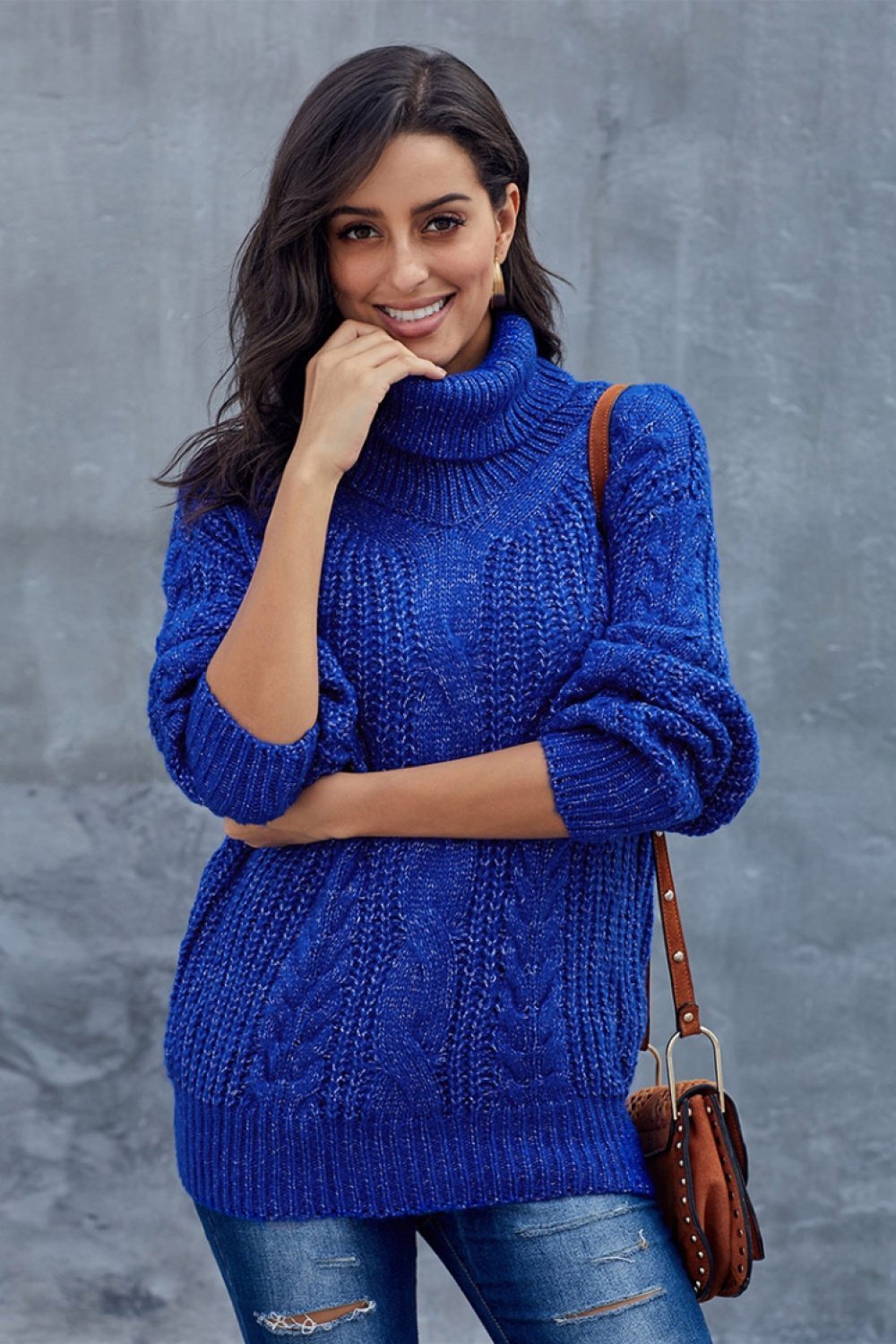 Komfortabel, varm kabelstrikket turtleneck genser for kvinner. Oversized passform i myk ullblanding.