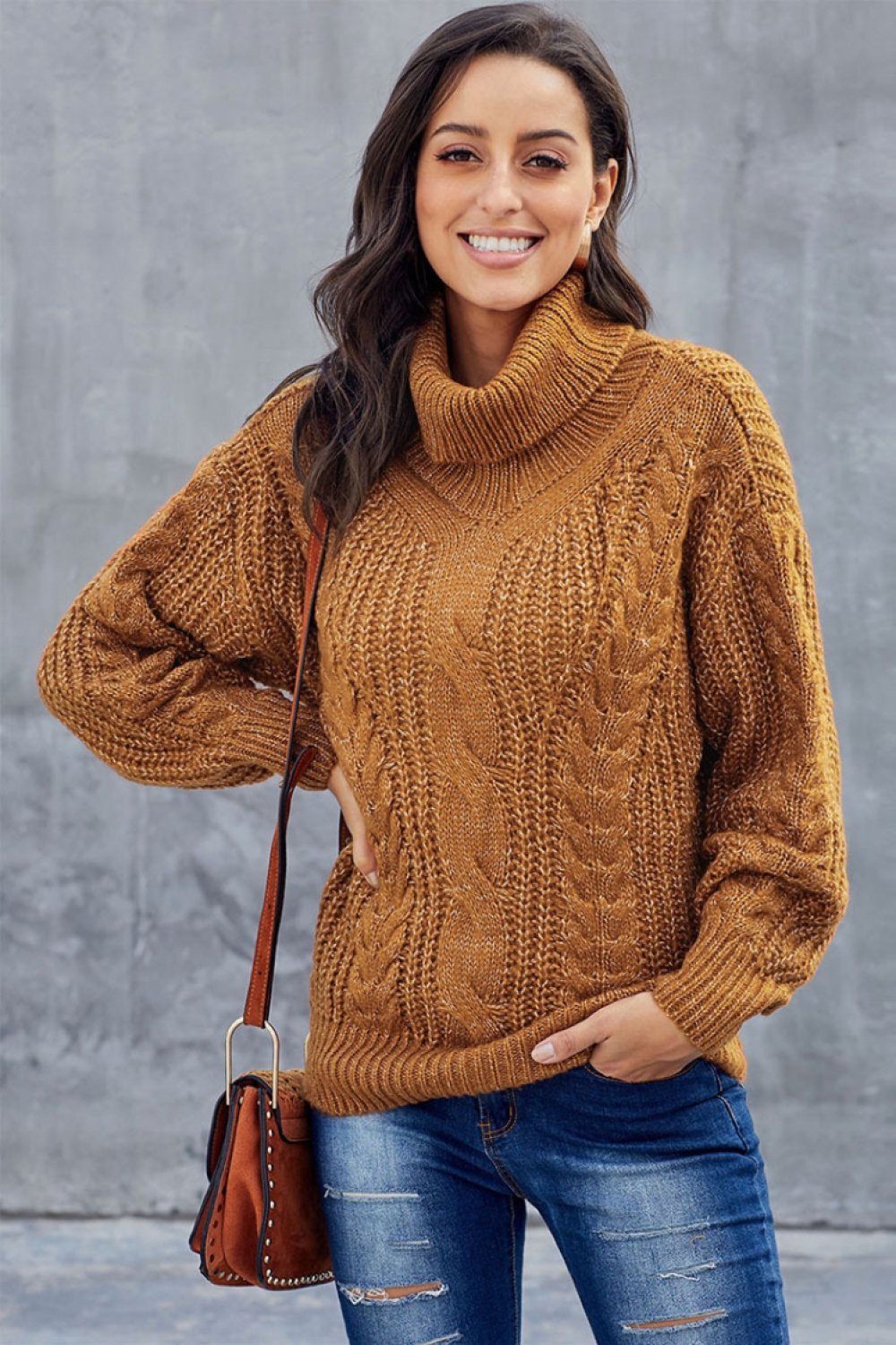 Detaljert bilde av kabelstrikket turtleneck damegenser i myk ullblanding. Varm og romslig passform.