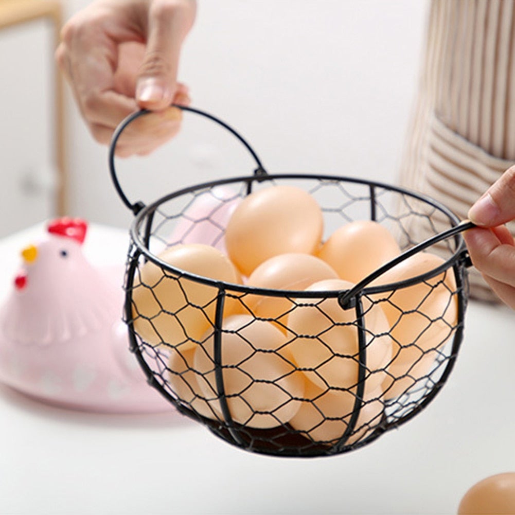 Robust keramikkurv for oppbevaring av ferske egg på kjøkkenbenken.