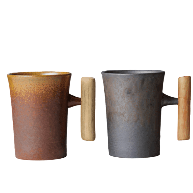Keramisk kaffekrus med elegant trehåndtak, i japansk stil. Ideelt for kaffe, te og hjemmedekor.