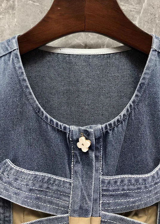 Elegant khaki damebluse med dekorativ sløyfe og trendy patchwork-mønster. Komfortabel og stilfull.