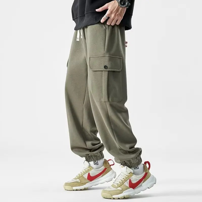 Grønn herre cargo sweatpants. Myk og komfortabel fritidsbukse med elastisk midje og praktiske sidelommer, sporty.