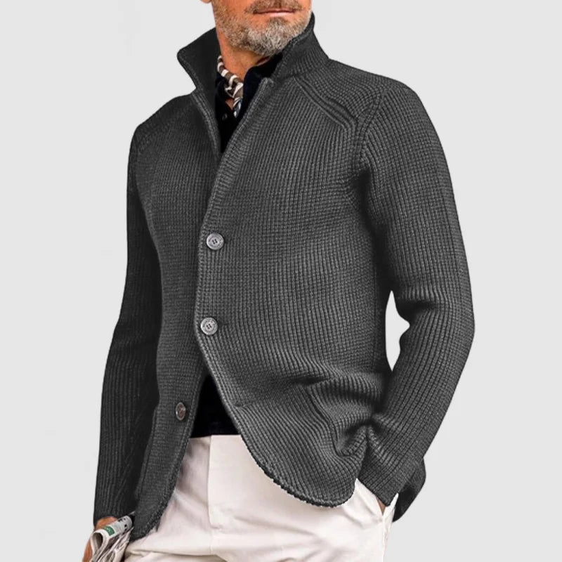 Allsidig herre strikkejakke, svart, med knappefeste, ideell for den elegante lagvise looken.