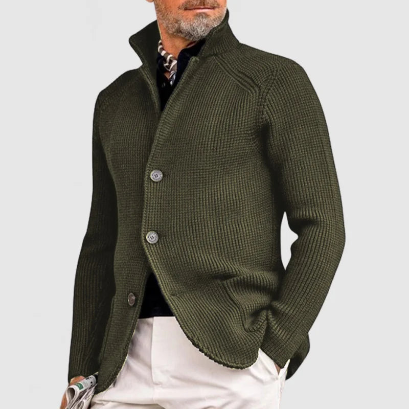 Herre strikkejakke i beige, klassisk stil, med ribbestrikkede mansjetter, perfekt for vintermote.