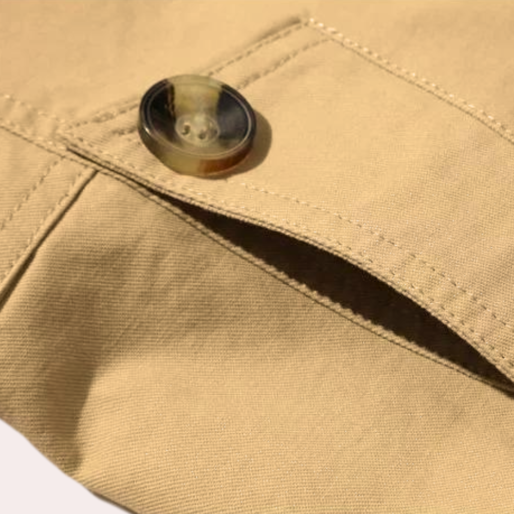 Mann går i klassisk beige trenchcoat, fremhever elegant stil og passform. Perfekt business casual ytterplagg for menn.