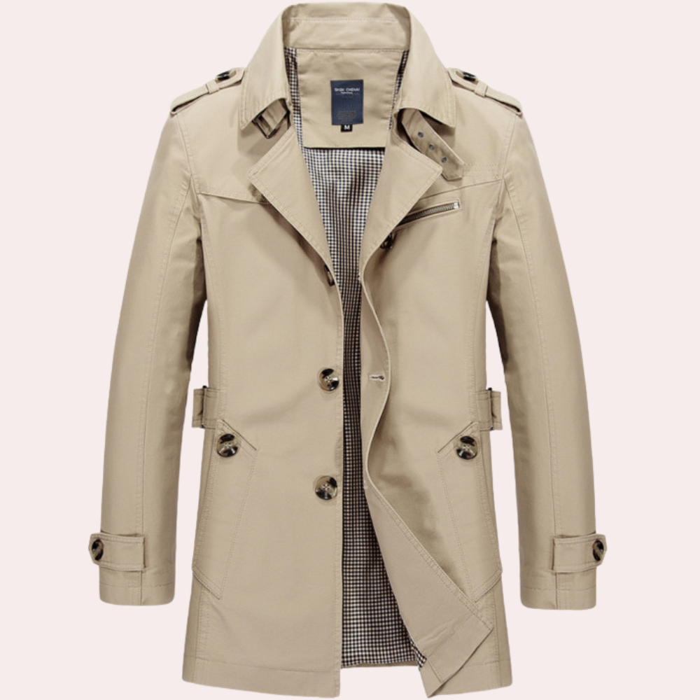 Detalj av fronten på klassisk herre trenchcoat med doble knapper, brede slag og belte. Tidløs vårjakke.
