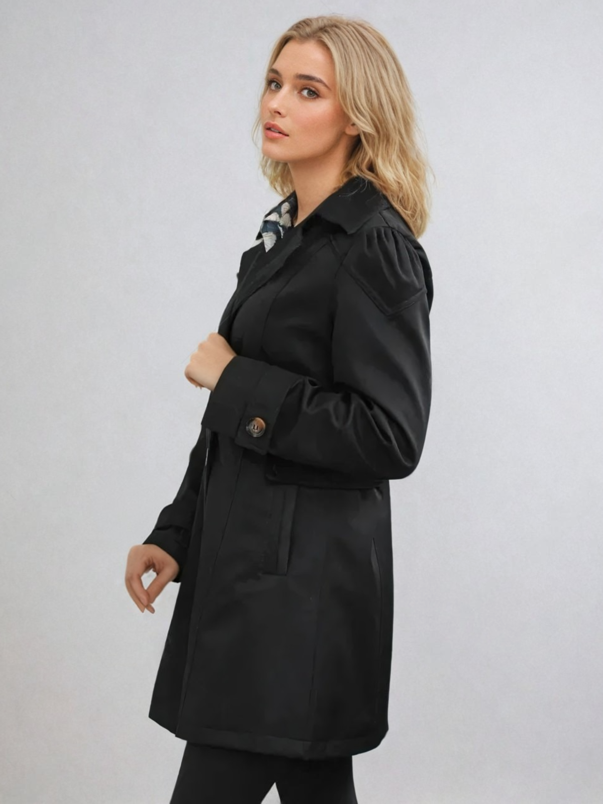 Tidløs kvinners trenchcoat; klassisk og elegant design for maksimal komfort. Allsidig ytterplagg for mote.