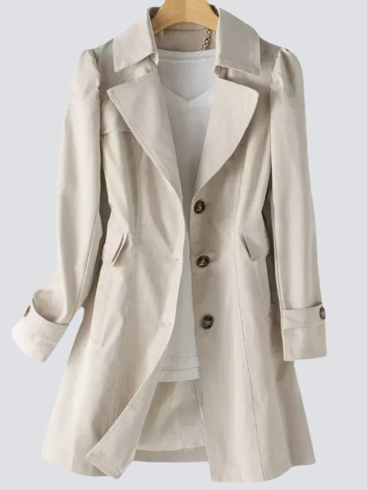 Lys brun kvinners trenchcoat. Elegant og komfortabel vår- og høstkåpe. Tidløst ytterplagg med stil.