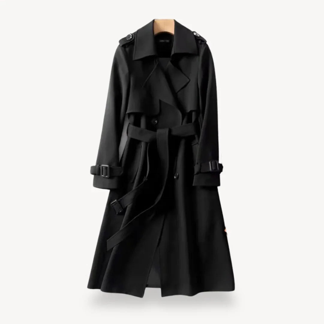 Elegant kvinne iført en klassisk trenchcoat med knapper og belte, ideell for høst- og vårmote.