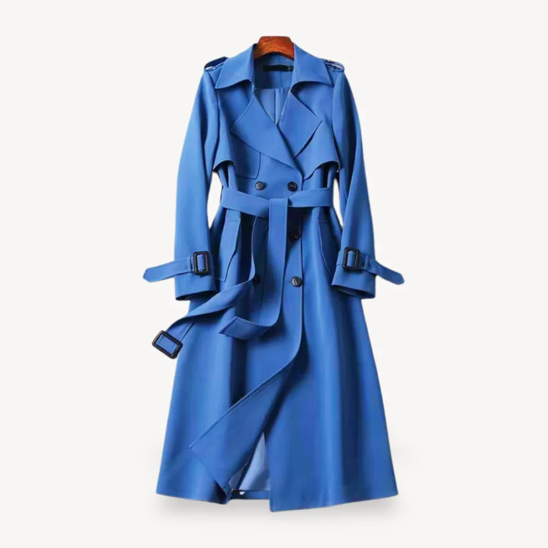 Stilren dame ytterjakke; en klassisk trenchcoat med belte og doble knapper for en komplett look.