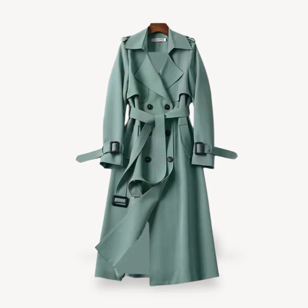 Bakside av klassisk dametrenchcoat som viser ryggklaff og justerbart belte, sikrer perfekt passform.