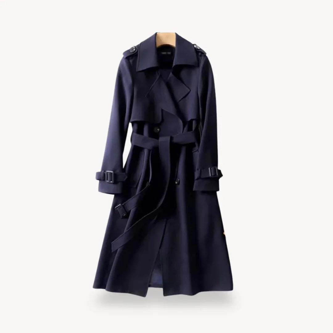 Nærbilde av krage, skulderklaffer og beltespenne på en elegant trenchcoat for kvinner.
