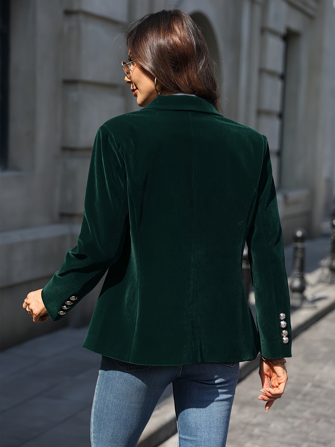 Dameblazer med elegante gullknapper, designet for komfort og en polert look, fra jobb til fest.