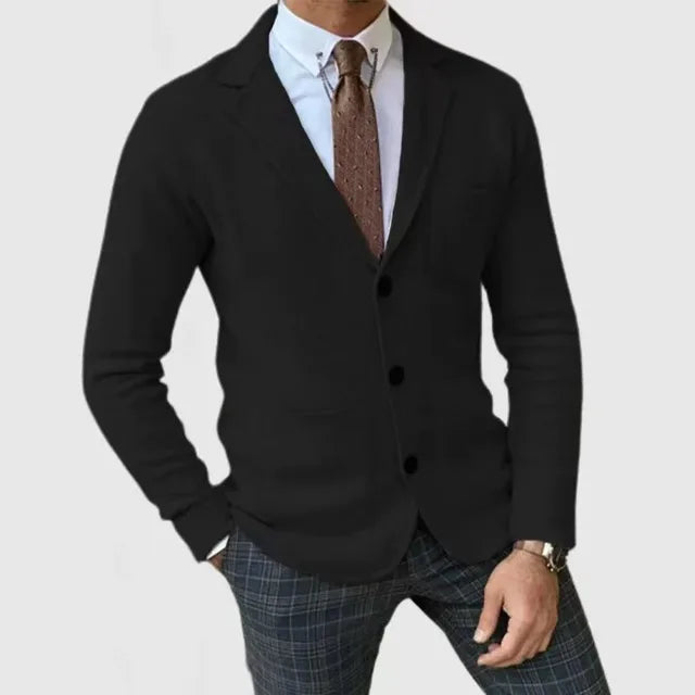 Bakside av en skreddersydd marineblå herre strikkblazer, viser elegant passform og komfortabelt strikkemateriale.