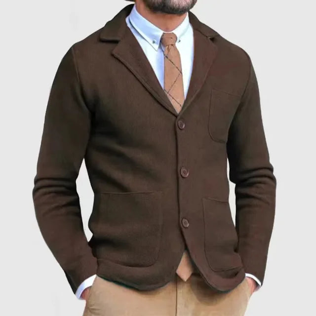Marineblå strikkblazer for herrer, ideell for vår og høst. Komfortabel, allsidig og elegant menns ytterplagg.