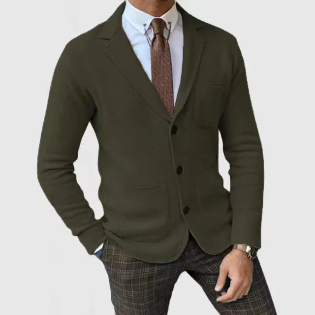 Allsidig marineblå strikkblazer for menn, gir komfort og stil. Kan brukes formelt eller uformelt, en ekte allrounder.