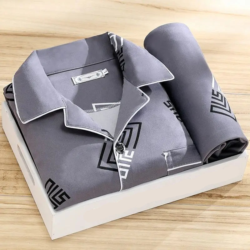 Elegant herrepyjamas med lange ermer og bukser i tidløs design for optimal nattesøvn.