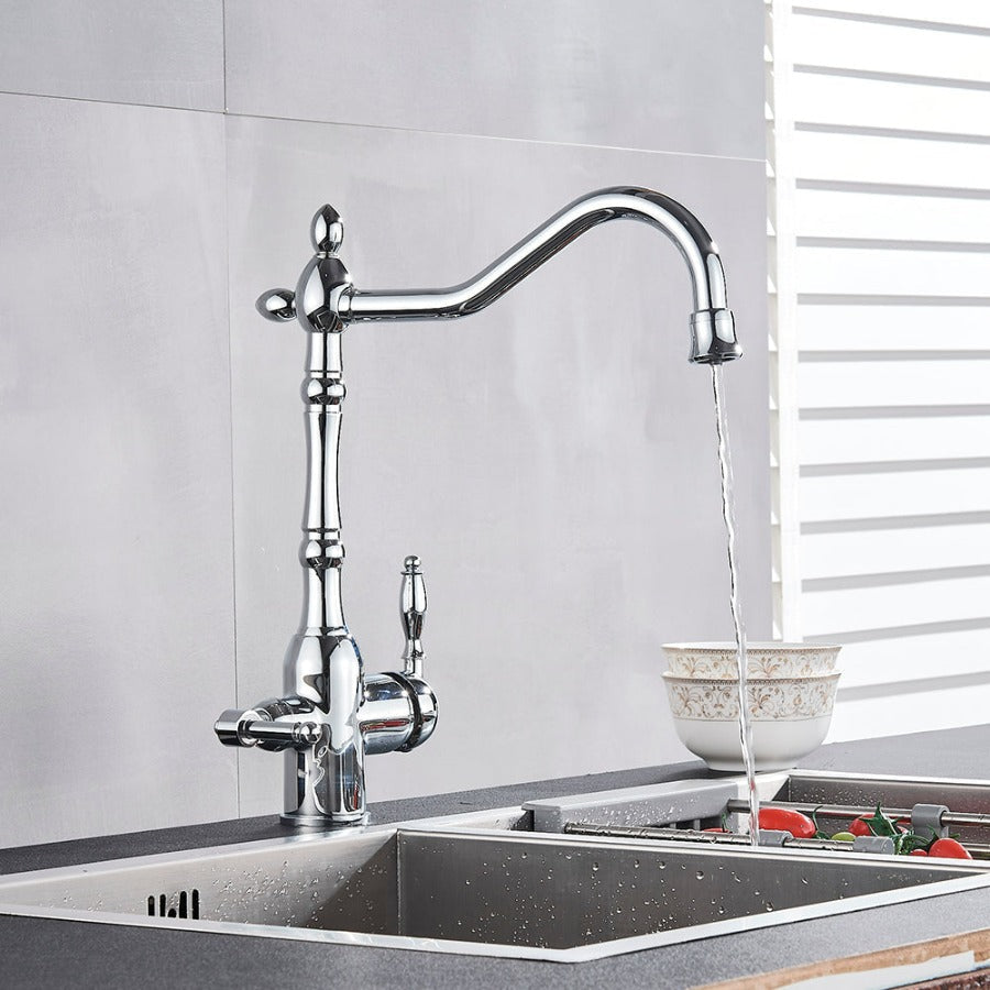 Klassisk design kjøkkenkran i gull, benkemontert og med 360° sving. Elegant løsning for kjøkken.