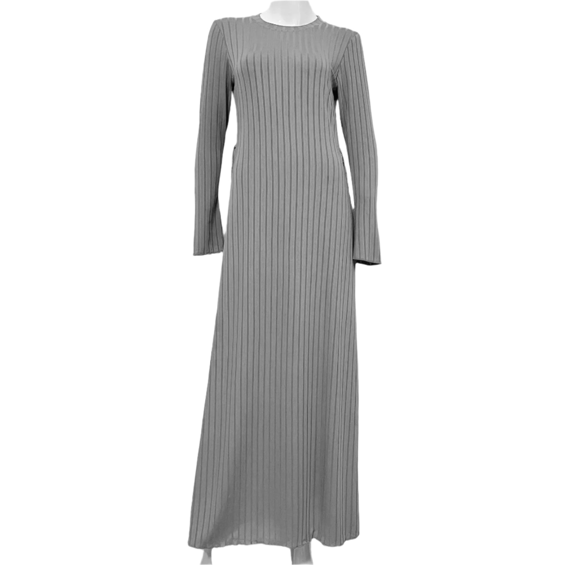 Kvinne i lang, klassisk strikket kjole med løs passform, elegant og allsidig stil for dame.