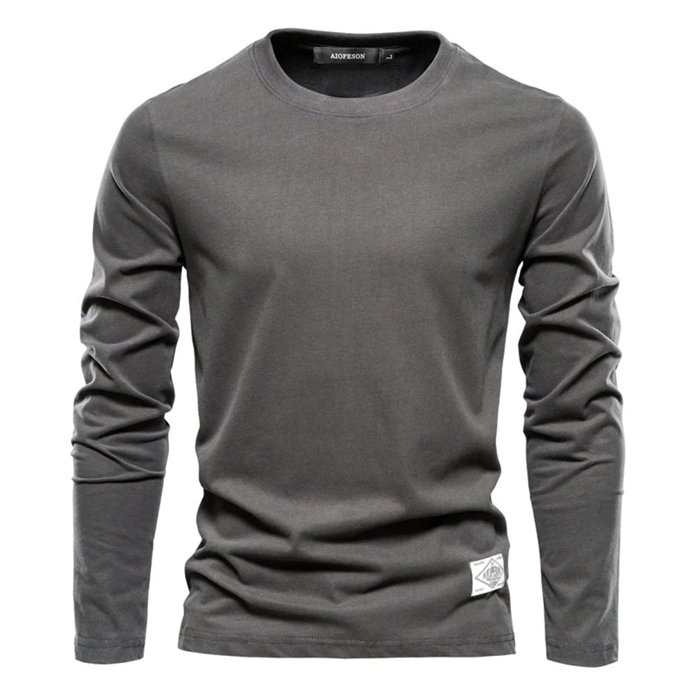 Motebevisst langermet t-skjorte for menn, perfekt for en avslappet, men stilfull look.