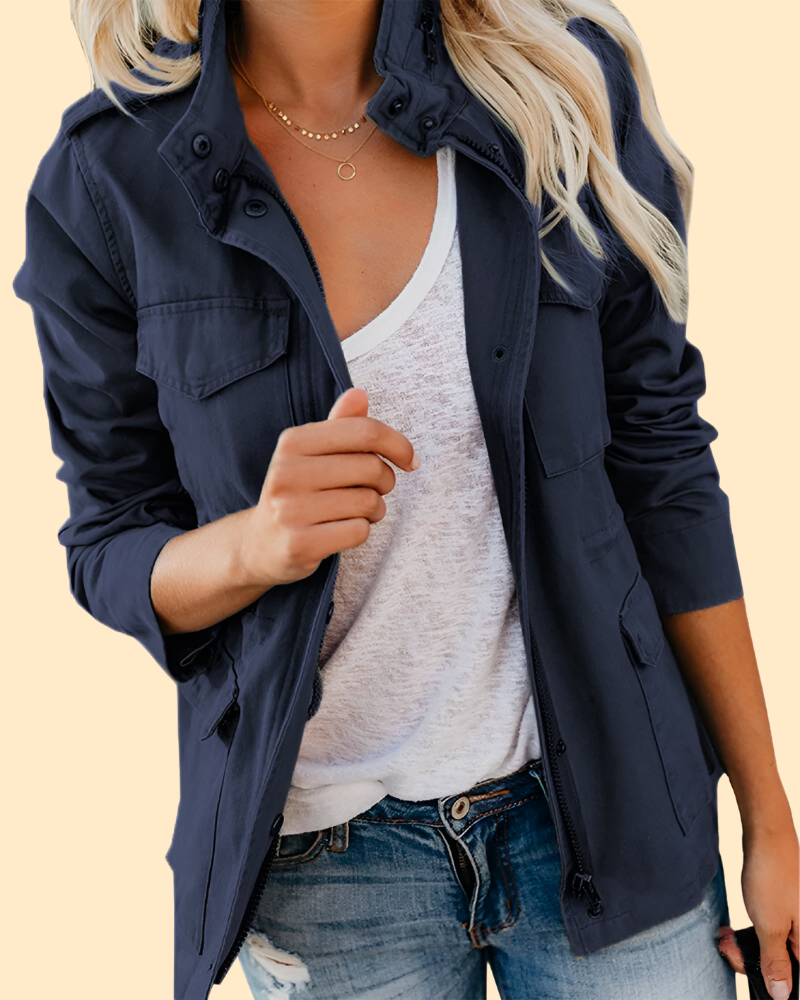 Detalj av myk bomullsdenim i kvinnejakke med stretch. Ideell for lagpålag og hverdagsmote.