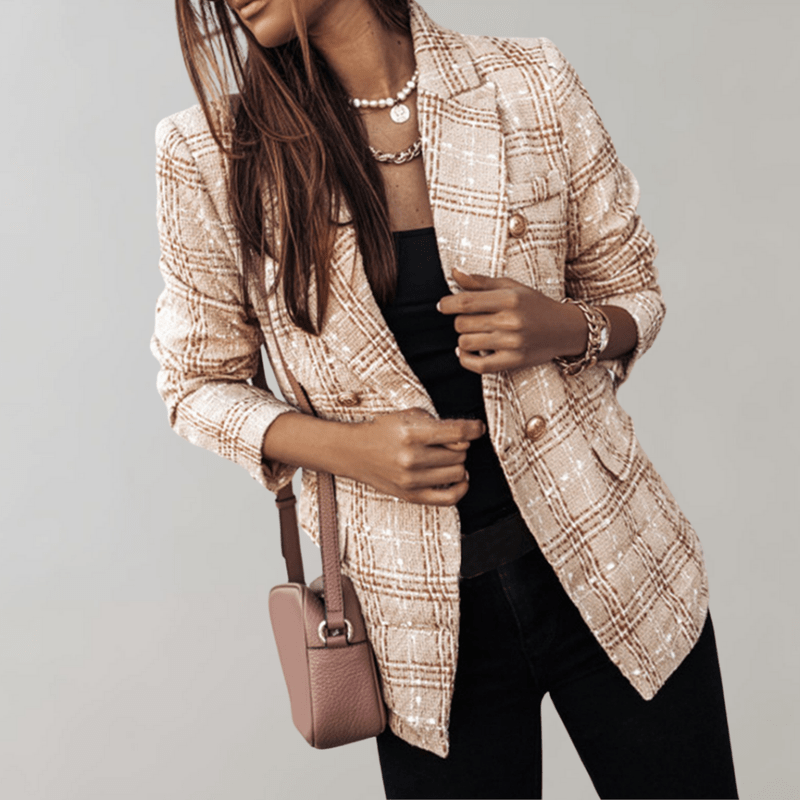 Stilren rutete dameblazer med klassisk snitt, ideell for et elegant og allsidig antrekk. Passer til formell bruk.
