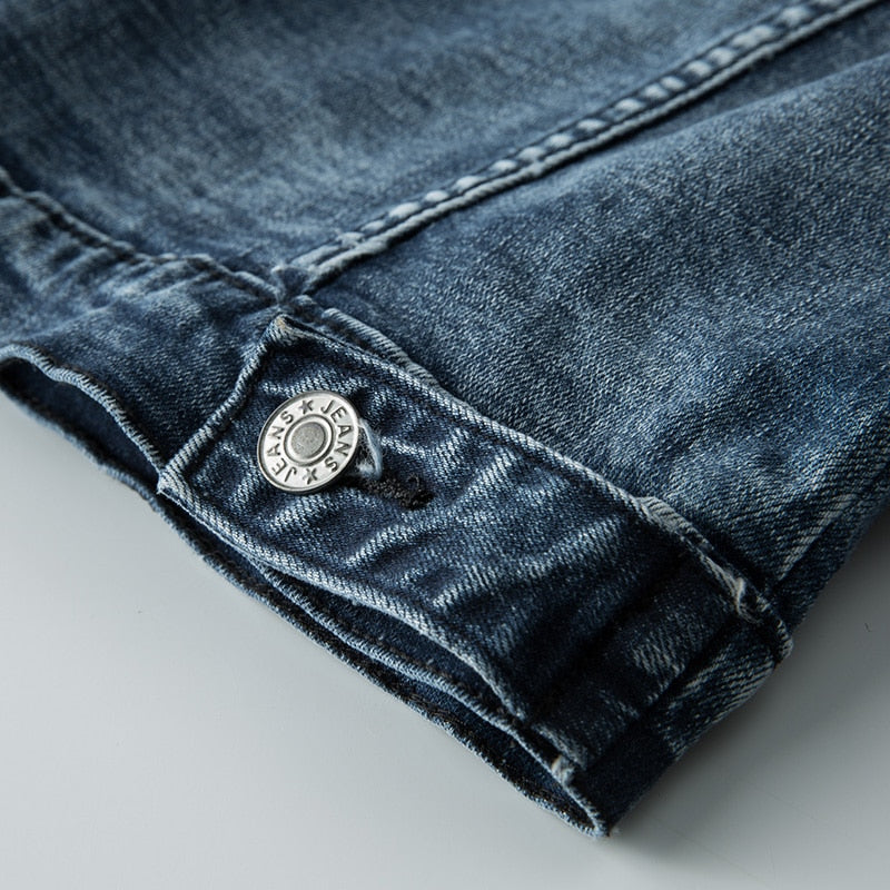 Herre klassisk blå denimjakke i slim fit bikerstil. Allsidig vår/høst yttertøy for en kul casual street style.