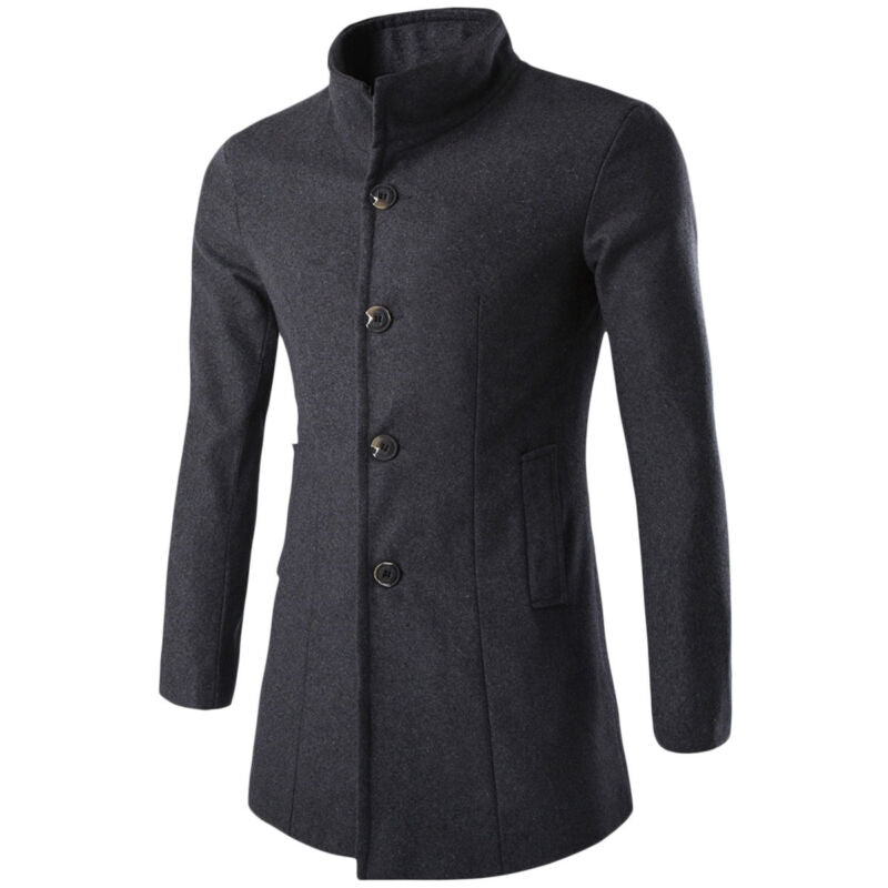 Elegant militærgrønn trenchcoat til menn. Tidløs herrejakke med dobbel knepping, perfekt for høst og vinter.