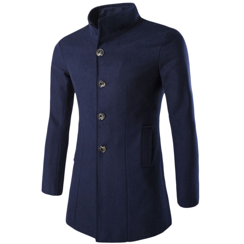 Stilren marineblå trenchcoat for herre. Klassisk design med belte i livet, et elegant ytterplagg.