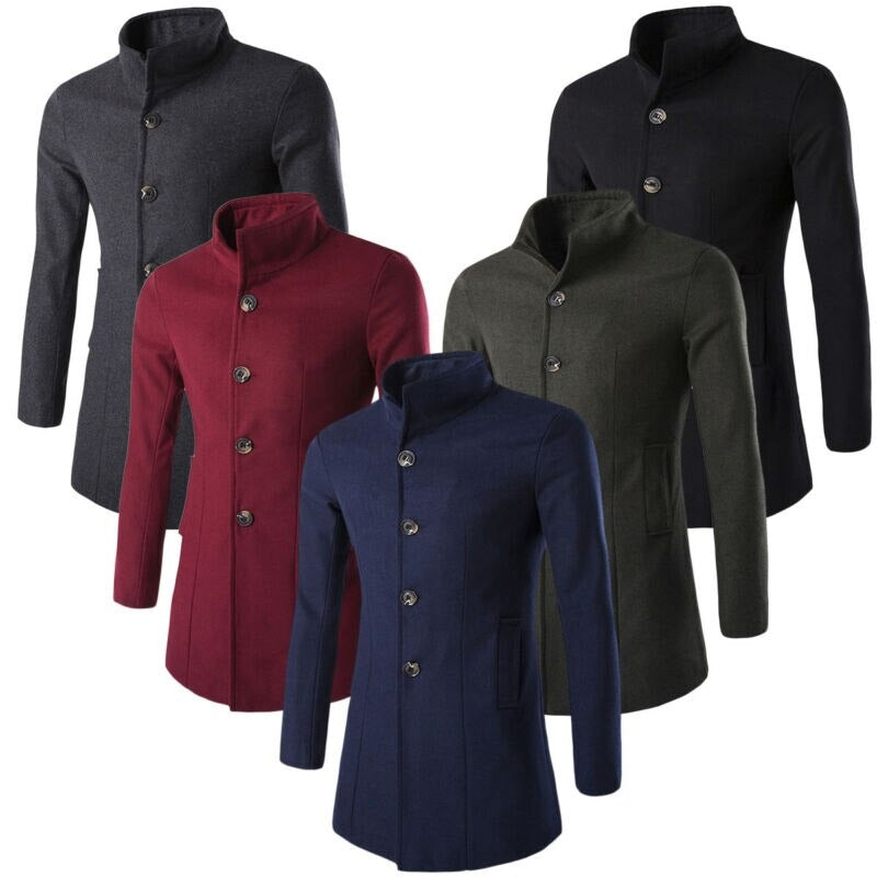 Mann iført tidløs svart trenchcoat. Elegant jakke og klassisk ytterplagg, perfekt for den moderne herre.